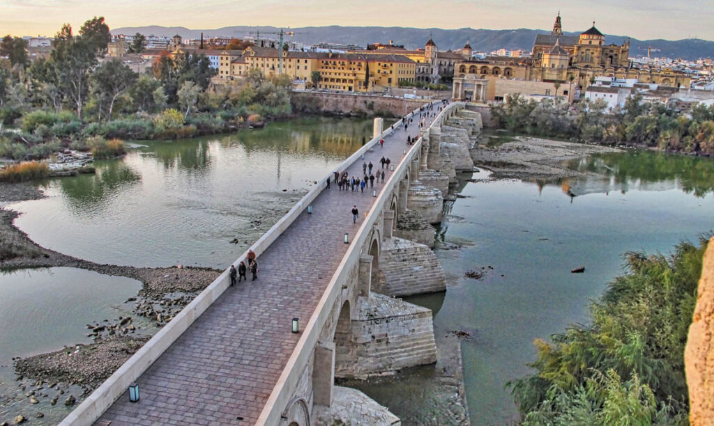2-🌉 الجسر الروماني (Puente Romano)