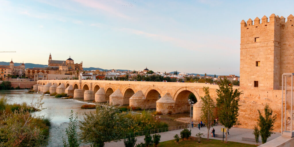 2-🌉 الجسر الروماني (Puente Romano)